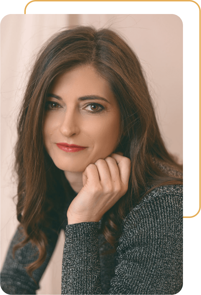 Bennó Zsuzsa profil fotó_Arany jobb sáv